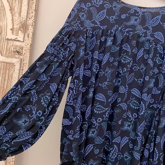 LOFT BLUE FLORAL PRINT PEASANT TOP - Picture 4 of 6